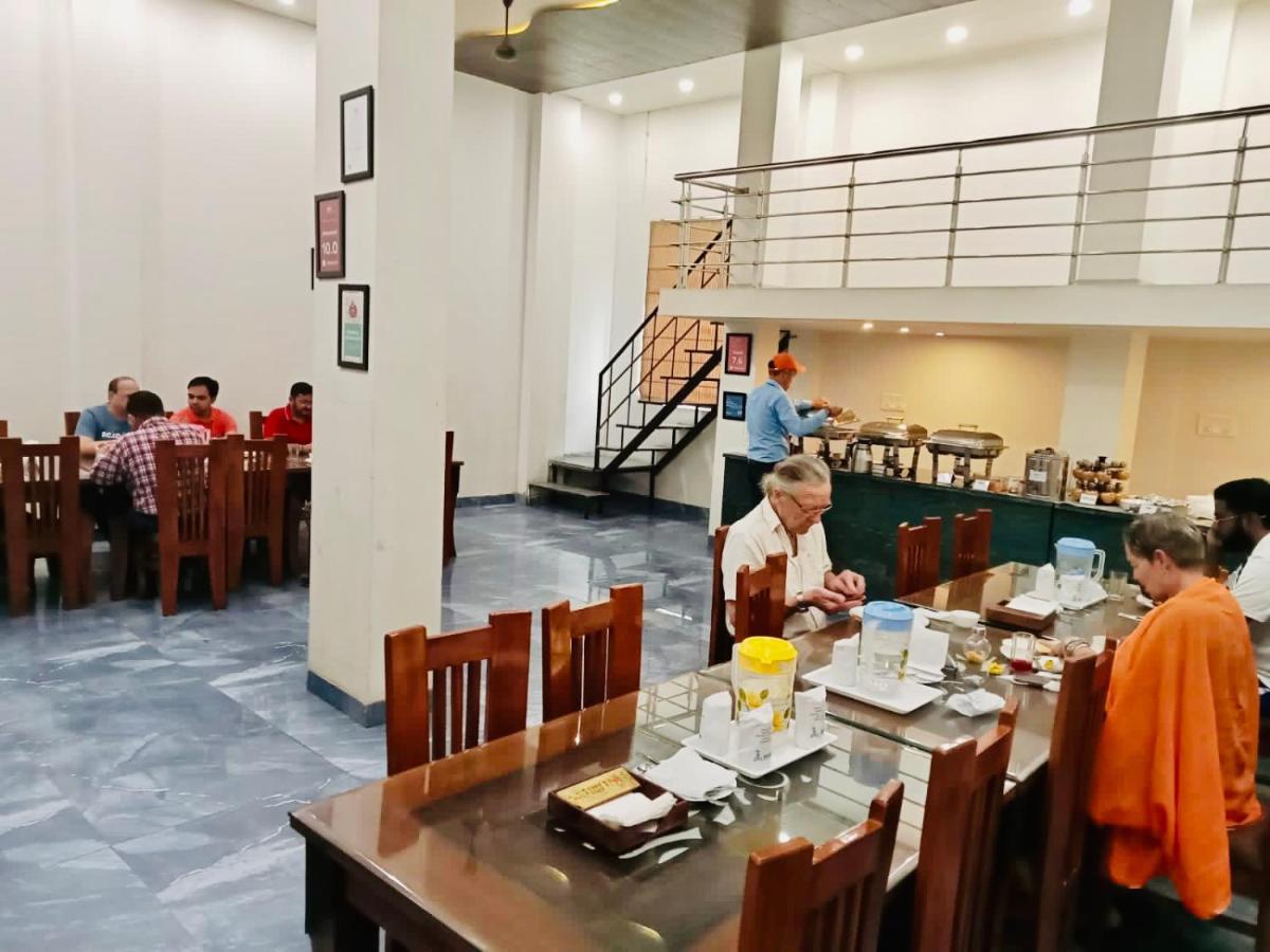 Gracious By Vishesh Hotels & Home Stay New Delhi Buitenkant foto
