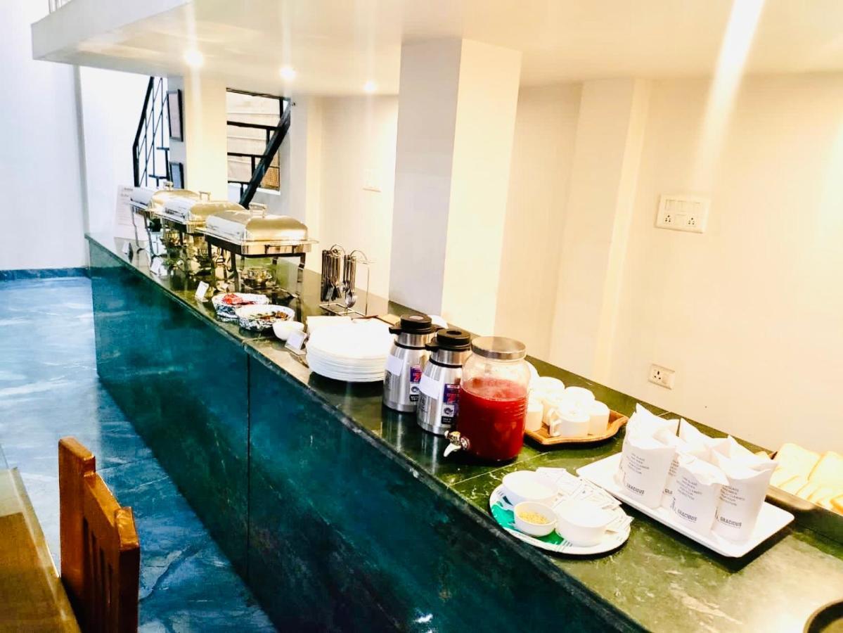 Gracious By Vishesh Hotels & Home Stay New Delhi Buitenkant foto
