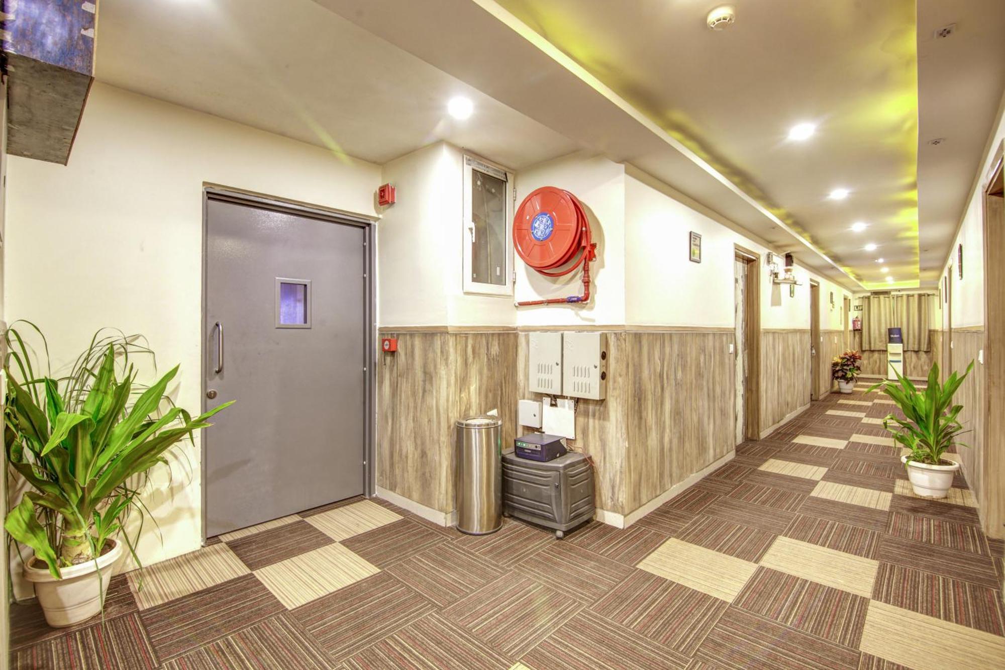 Gracious By Vishesh Hotels & Home Stay New Delhi Buitenkant foto