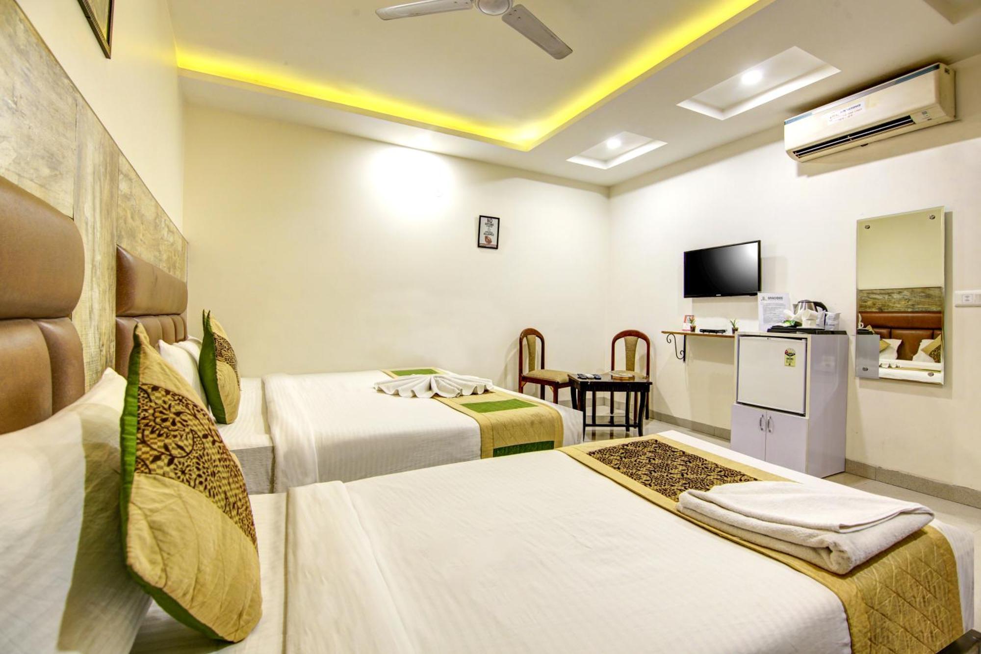 Gracious By Vishesh Hotels & Home Stay New Delhi Buitenkant foto